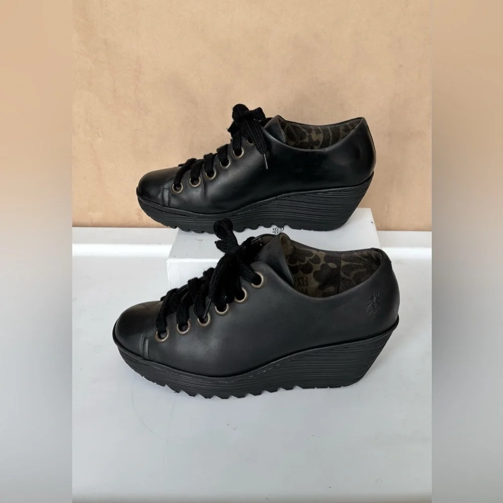 London Fly Wedge Lace Up Platform Black Leather Camo Lining Size 41 = 10 - 10.5